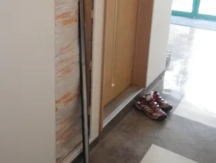 事務所の通路にシューズＢＯＸを設置